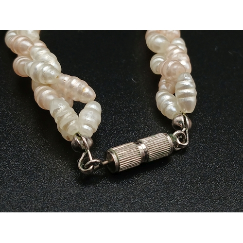547 - A VERY ATTRACTIVE PEARL TWIST NECKLACE WITH SCREW CLOSURE .     56cms      30gms