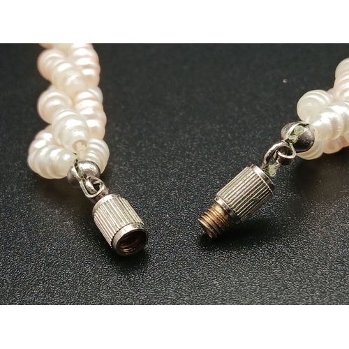 547 - A VERY ATTRACTIVE PEARL TWIST NECKLACE WITH SCREW CLOSURE .     56cms      30gms