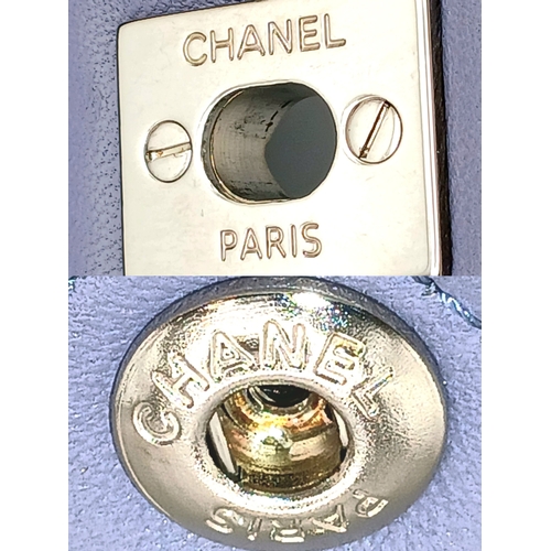 61 - A Chanel Classic Jumbo Quilted Double Flap Bag. Muted lilac diamond-quilted lambskin leather exterio... 