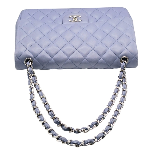 61 - A Chanel Classic Jumbo Quilted Double Flap Bag. Muted lilac diamond-quilted lambskin leather exterio... 