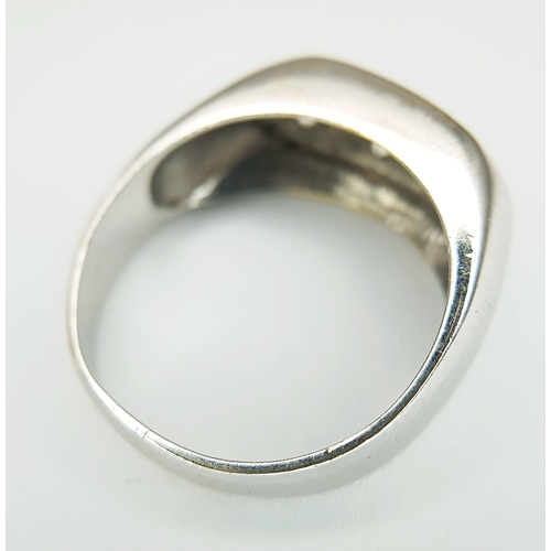 41 - AN 18K WHITE GOLD, DIAMOND 3 STONE RING. GYPSY SET. 0.40CTW. 6.8G, SIZE P/Q. SC 7045