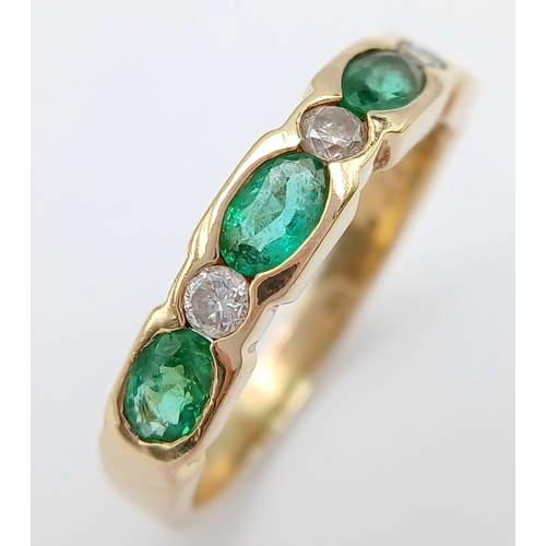 48 - AN 18K YELLOW GOLD, DIAMOND AND EMERALD RING. 4.1G, SIZE R. SC 7056
