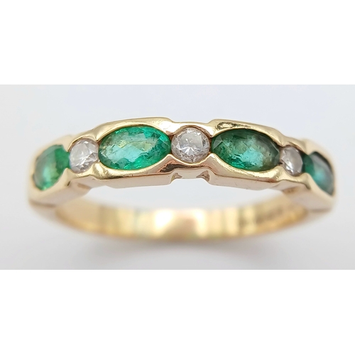 48 - AN 18K YELLOW GOLD, DIAMOND AND EMERALD RING. 4.1G, SIZE R. SC 7056
