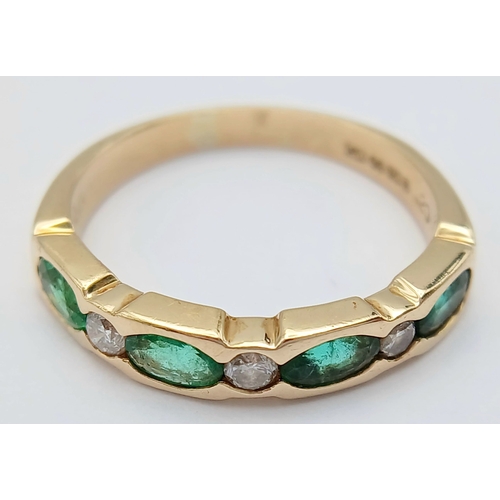 48 - AN 18K YELLOW GOLD, DIAMOND AND EMERALD RING. 4.1G, SIZE R. SC 7056