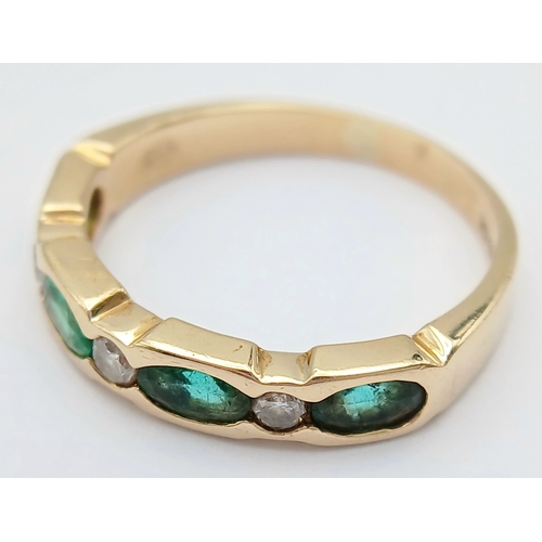 48 - AN 18K YELLOW GOLD, DIAMOND AND EMERALD RING. 4.1G, SIZE R. SC 7056