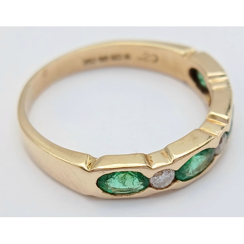 48 - AN 18K YELLOW GOLD, DIAMOND AND EMERALD RING. 4.1G, SIZE R. SC 7056