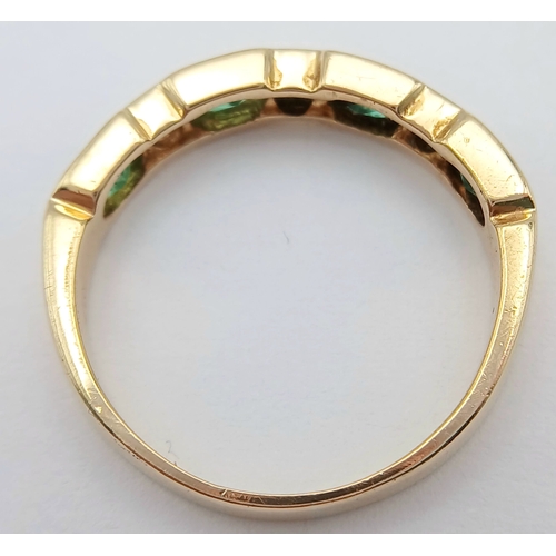 48 - AN 18K YELLOW GOLD, DIAMOND AND EMERALD RING. 4.1G, SIZE R. SC 7056