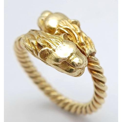 13 - AN 18K YELLOW GOLD, DOUBLE LIONS HEAD, TWISTED ROPE DESIGN RING. 9.1G, SIZE K/L. SC 7083