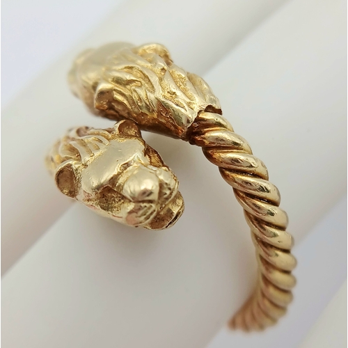 13 - AN 18K YELLOW GOLD, DOUBLE LIONS HEAD, TWISTED ROPE DESIGN RING. 9.1G, SIZE K/L. SC 7083