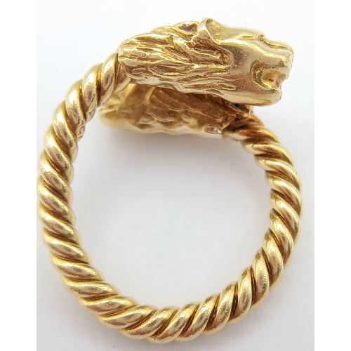 13 - AN 18K YELLOW GOLD, DOUBLE LIONS HEAD, TWISTED ROPE DESIGN RING. 9.1G, SIZE K/L. SC 7083