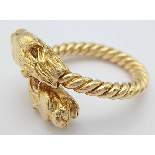 13 - AN 18K YELLOW GOLD, DOUBLE LIONS HEAD, TWISTED ROPE DESIGN RING. 9.1G, SIZE K/L. SC 7083