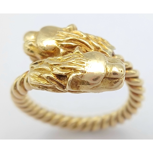 13 - AN 18K YELLOW GOLD, DOUBLE LIONS HEAD, TWISTED ROPE DESIGN RING. 9.1G, SIZE K/L. SC 7083