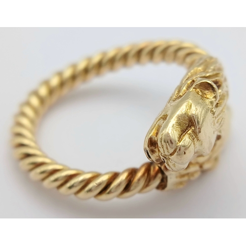 13 - AN 18K YELLOW GOLD, DOUBLE LIONS HEAD, TWISTED ROPE DESIGN RING. 9.1G, SIZE K/L. SC 7083