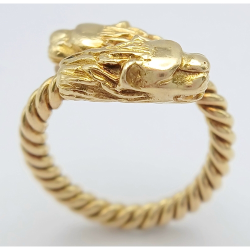 13 - AN 18K YELLOW GOLD, DOUBLE LIONS HEAD, TWISTED ROPE DESIGN RING. 9.1G, SIZE K/L. SC 7083