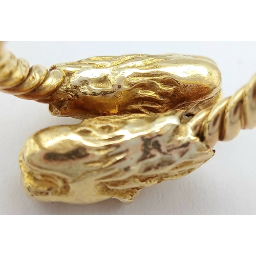 13 - AN 18K YELLOW GOLD, DOUBLE LIONS HEAD, TWISTED ROPE DESIGN RING. 9.1G, SIZE K/L. SC 7083