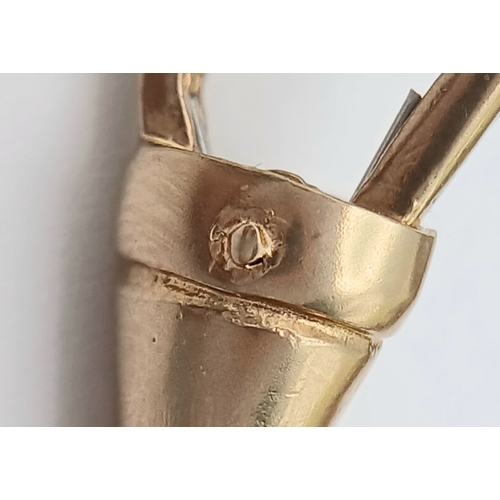 51 - A Chunky 9K Gold Statement Bracelet with Circular, Intricate Pattern Engraved Links. Large lobster c... 