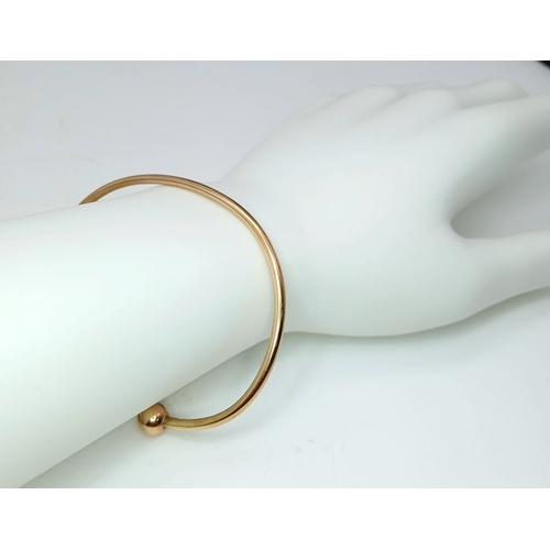 29 - A 9K Yellow Gold Torque Bangle. Bulbous ends. 4g.