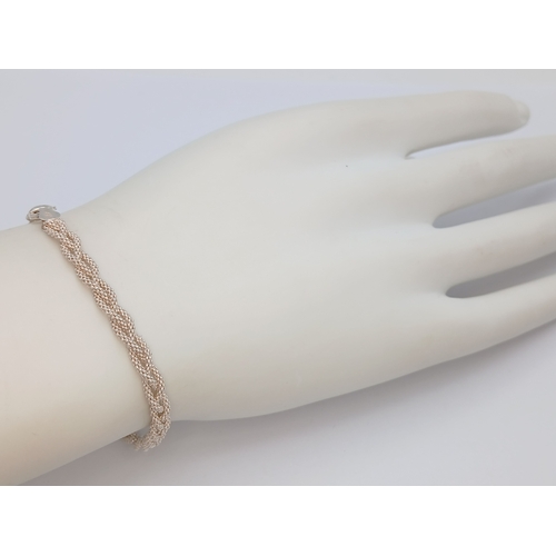 18 - A Lovely 925 Sterling Silver Braided Chain Bracelet - 17cm length. The bracelet has an interwoven br... 
