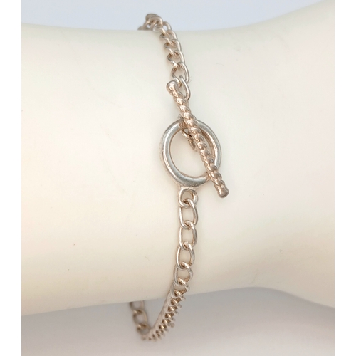 38 - A Classic 925 Sterling Silver Chain Link Bracelet - 18cm length. The bracelet has a chain link desig... 