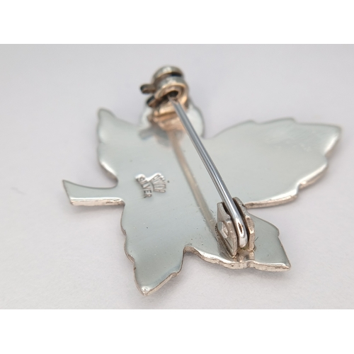 24 - A Pretty Silver Maple Leaf Brooch - 2cm x 3cm. The brooch is formed as a stylised maple leaf with en... 