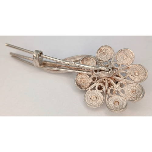 29 - A Lovely Vintage Silver Filigree Floral Spray Brooch - 4.5cm length. The brooch has a floral and lea... 
