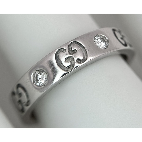 60 - A Gucci Designer 18K White Gold and Diamond Band Ring. Alternating deep set diamonds and double G mo... 