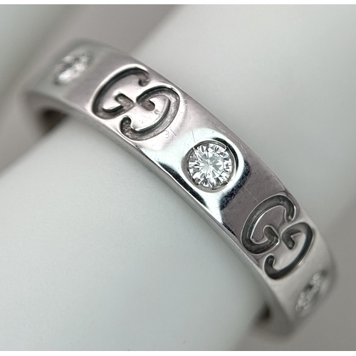 60 - A Gucci Designer 18K White Gold and Diamond Band Ring. Alternating deep set diamonds and double G mo... 