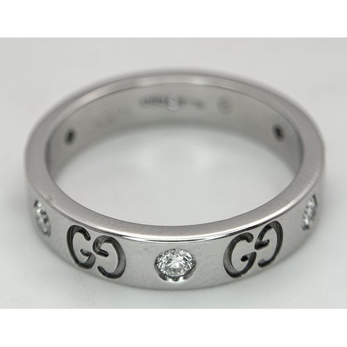 60 - A Gucci Designer 18K White Gold and Diamond Band Ring. Alternating deep set diamonds and double G mo... 