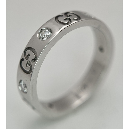 60 - A Gucci Designer 18K White Gold and Diamond Band Ring. Alternating deep set diamonds and double G mo... 