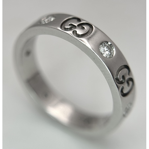 60 - A Gucci Designer 18K White Gold and Diamond Band Ring. Alternating deep set diamonds and double G mo... 