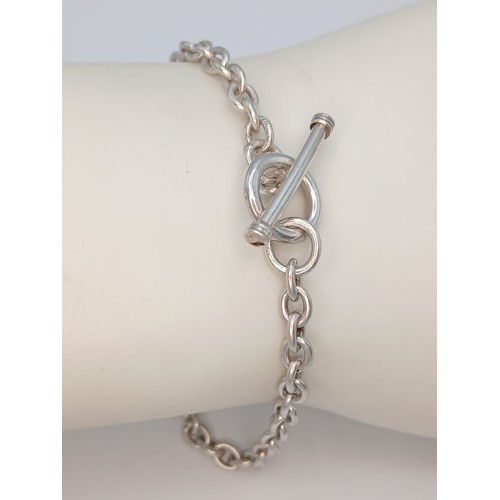 36 - A Pretty 925 Sterling Silver Chain Link Bracelet - 17cm length. The bracelet has a chain link design... 