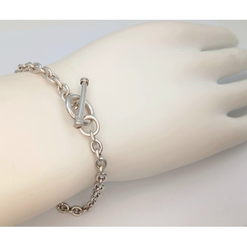 36 - A Pretty 925 Sterling Silver Chain Link Bracelet - 17cm length. The bracelet has a chain link design... 