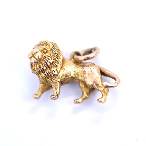 129 - Vintage 9ct solid lion charm. Measuring 19.20 x 12.30mm. Weighing 4.30g. Good condition.