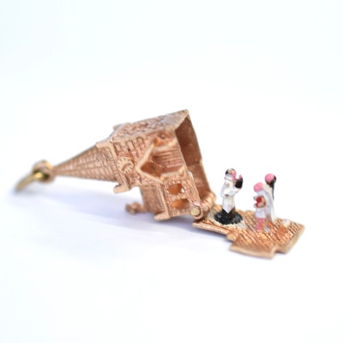 131 - Vintage 9ct opening church charm. Measuring 11.70 x 22.50mm. Weighing 3.70g. Good condition.