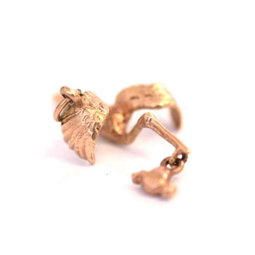 132 - 9ct stork charm with hanging baby bundle. Measuring 24.80 x 6.00mm. Weighing 2.20g. Good condition.