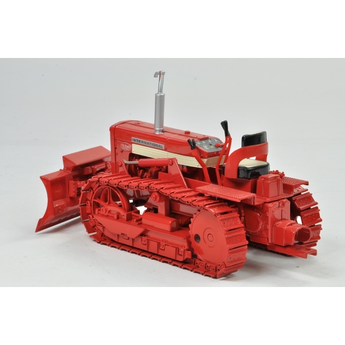 24 - Ertl 1/16 International TD-340 Bullgrader for 1999 Farm Toy Show. Has been on display but appears ve... 