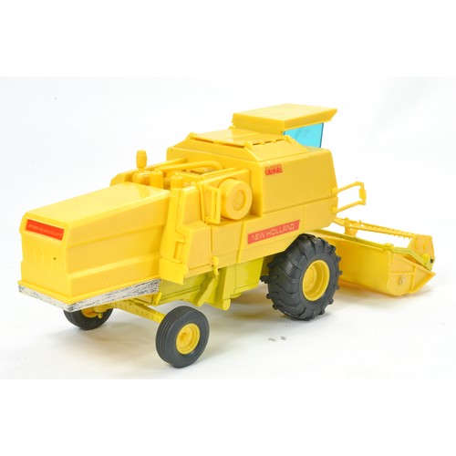 94 - Yaxon 1/32 Model Farm Issue comprising New Holland Clayson 8070 Combine. Excellent with no obvious s... 