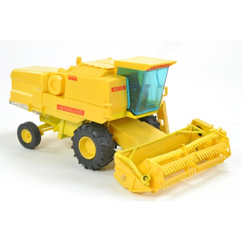 94 - Yaxon 1/32 Model Farm Issue comprising New Holland Clayson 8070 Combine. Excellent with no obvious s... 