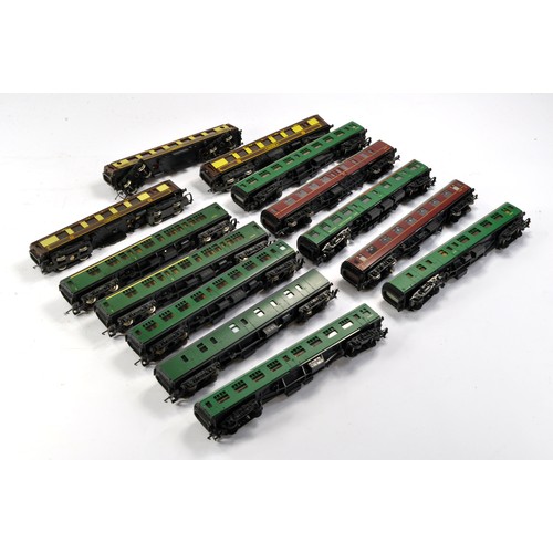 1052 - Model Railway group comprising Wrenn Powered Pullman Set and Coach, running plus number of other coa... 