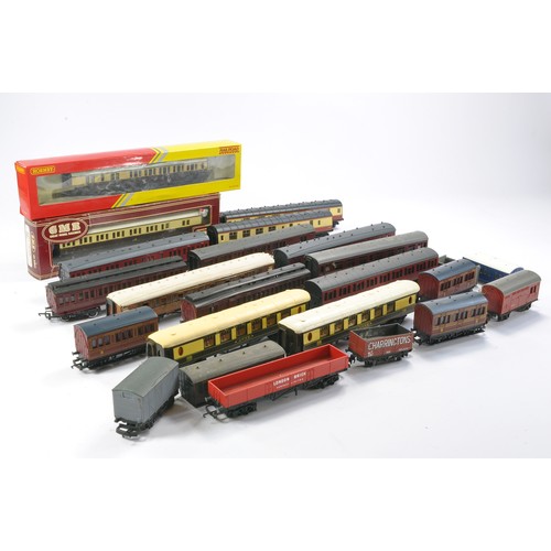 1062 - Model Railway group comprising various coaches from mostly Hornby, in various liveries, a couple box... 