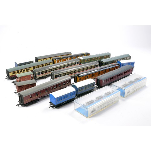 1065 - Model Railway group comprising various coaches from mostly Hornby, in various liveries. Includes Pow... 