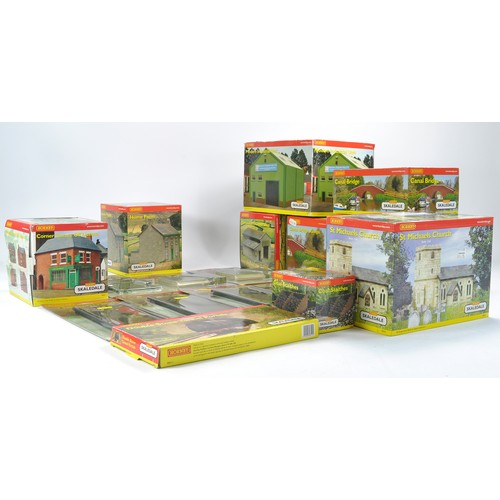 1487 - Hornby Model Railway comprising Seventeen Skaledale Buildings and Scenic Accessory Packs. All Excell... 