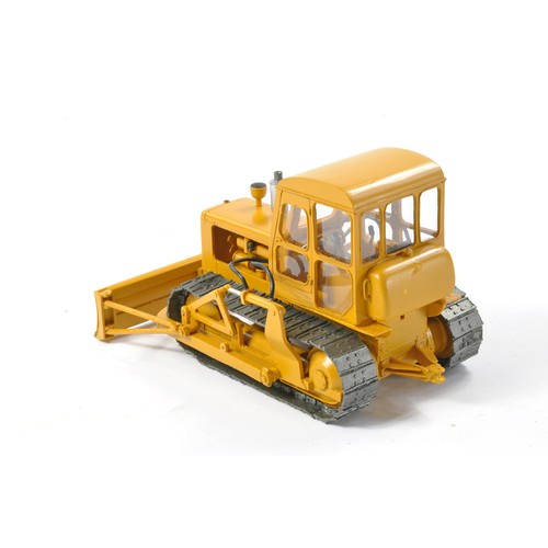 309 - Mominiatur 1/50 issue comprising resin CAT type D4 Crawler Tractor with Cab and Dozer Blade. General... 