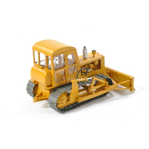 309 - Mominiatur 1/50 issue comprising resin CAT type D4 Crawler Tractor with Cab and Dozer Blade. General... 