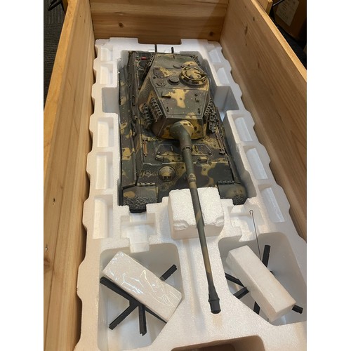 1286 - Unimax Forces of Valor Impressive 1:16 scale German King Tiger Tank complete with wooden crate, inne... 