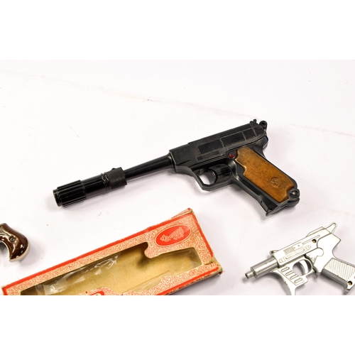 602 - An interesting group of Toy / Replica Guns including Crescent and others plus HWN tinplate issue and... 