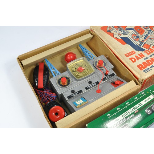 299 - Dan Dare Boxed Radio Station, untested plus other assorted items and vintage games.