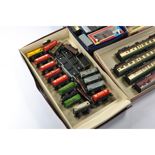 433 - Group of model railway comprising a good selection of early issues Tin plate, Hornby, Dublo plus var... 