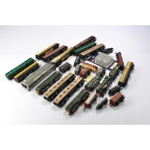 435 - Group of model railway comprising various coaches and some locomotives. Look to be mostly used. Loco... 