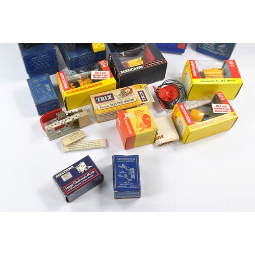 557 - An interesting group of Meccano Power Units / Motors as shown in original boxes. Some older issues i... 